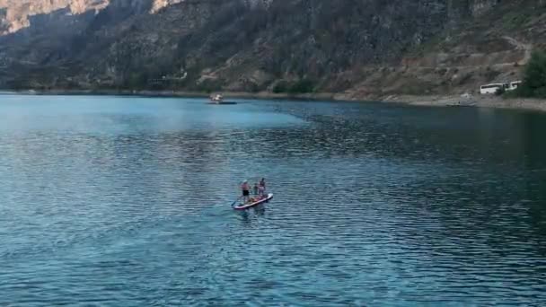 绿色峡谷空中景观上的蓝天冲浪4K族 — 图库视频影像
