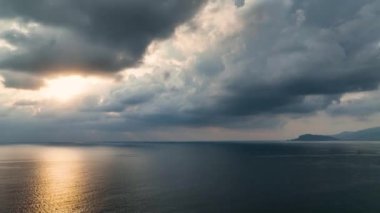 Deniz zamanının ötesinde dramatik bir gün batımı