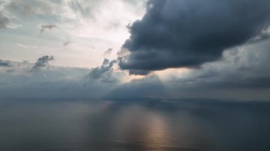 Deniz zamanının ötesinde dramatik bir gün batımı