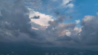 Deniz zamanının ötesinde dramatik bir gün batımı