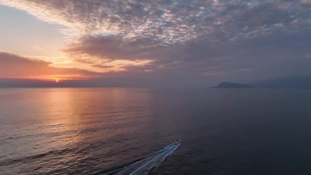 Спортивний Човен Плаває Заході Сонця — стокове відео