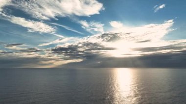 Türkiye Alanya güzel sulu gün batımı denizin üzerinde