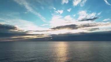 Türkiye Alanya güzel sulu gün batımı denizin üzerinde