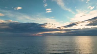 Türkiye Alanya güzel sulu gün batımı denizin üzerinde