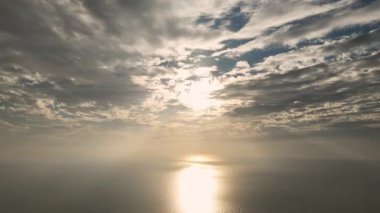 Deniz zamanının ötesinde dramatik bir gün batımı