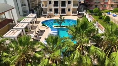 Lüks, kompleks bir havuzda yüzme havuzu.