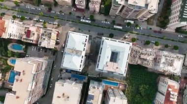 Evlerin inşaat süreci havadan görüntüsü 4 K