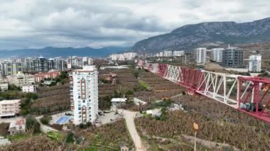 Yeni Yapıların Geliştirilmesi Üzerine Hava Uçuşu 4K