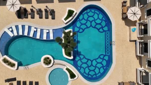 Swimmingpool Einer Luxuriösen Wohnanlage Luftaufnahme — Stockvideo