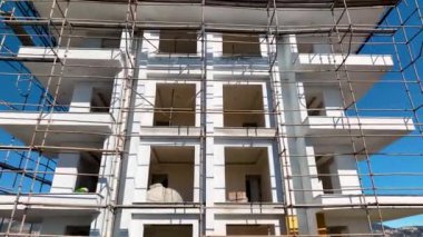 Evlerin inşaat süreci havadan görüntüsü 4 K