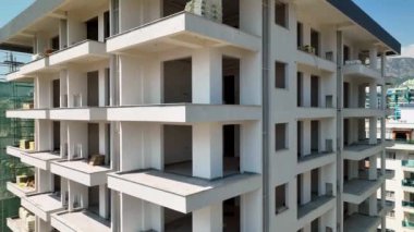 Evlerin inşaat süreci havadan görüntüsü 4 K