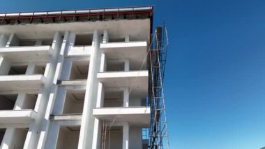 Evlerin inşaat süreci havadan görüntüsü 4 K