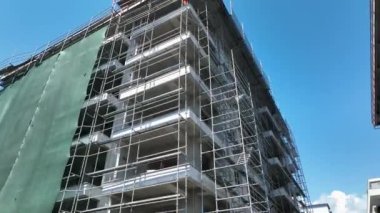 Evlerin inşaat süreci havadan görüntüsü 4 K