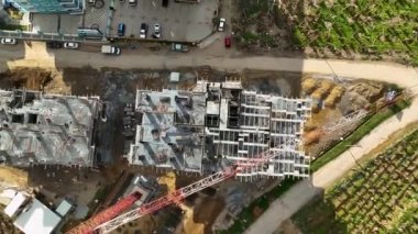 Evlerin inşaat süreci havadan görüntüsü 4 K