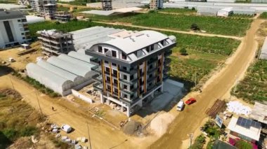 Evlerin inşaat süreci havadan görüntüsü 4 K