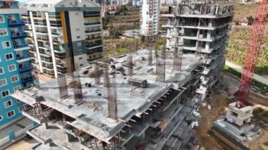 Evlerin inşaat süreci havadan görüntüsü 4 K