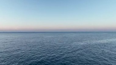 Sabahın erken saatlerinde mavi deniz arkaplanı Türkiye Alanya