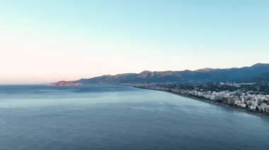 Sabahın erken saatlerinde mavi deniz arkaplanı Türkiye Alanya