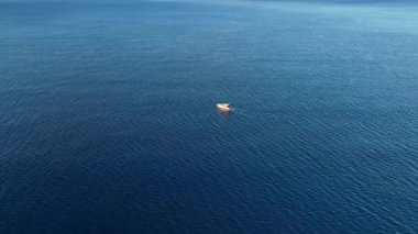 Balıkçılar denizde balık tutuyor.