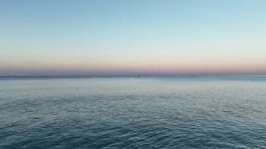 Sabahın erken saatlerinde mavi deniz arkaplanı Türkiye Alanya