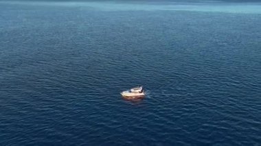 Balıkçılar denizde balık tutuyor.