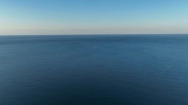 Sabahın erken saatlerinde mavi deniz arkaplanı Türkiye Alanya