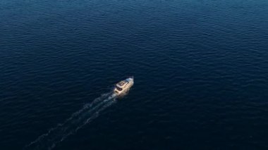 Balıkçılar denizde balık tutuyor.