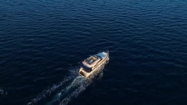 Balıkçılar denizde balık tutuyor.