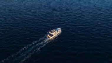 Balıkçılar denizde balık tutuyor.