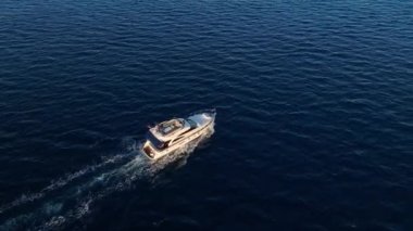 Balıkçılar denizde balık tutuyor.