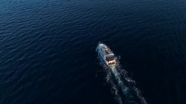 Balıkçılar denizde balık tutuyor.