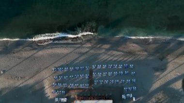 Mavi denizin dokusu şafak vakti havadan görünüyor.