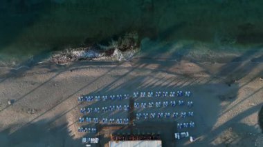 Mavi denizin dokusu şafak vakti havadan görünüyor.