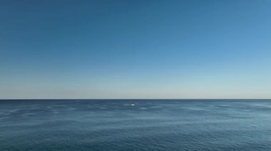 Sabahın erken saatlerinde mavi deniz arkaplanı Türkiye Alanya