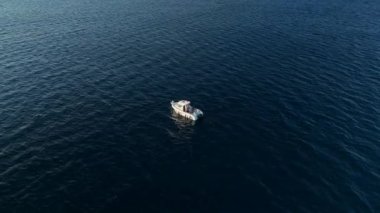 Balıkçılar denizde balık tutuyor.