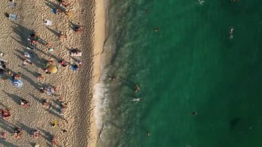 . İHA sahilde uçuyor. Kıyı kenti, Türkiye 'de popüler bir turizm merkezidir.