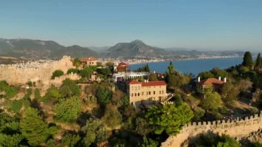 Antalya bölgesindeki Alanya Kalesi 'nin güzel deniz manzarası. 4K