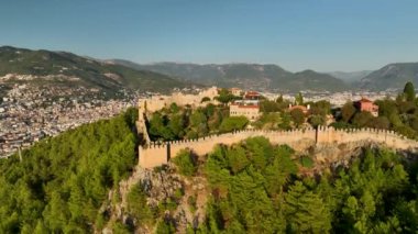 Yüksek dağları olan ünlü bir turizm merkezi. Yazın aydınlık günü ve deniz kıyısında