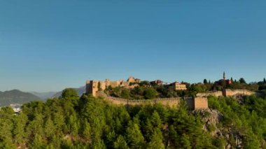 Yüksek dağları olan ünlü bir turizm merkezi. Yazın aydınlık günü ve deniz kıyısında