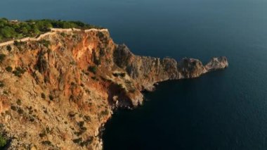Yüksek dağları olan ünlü bir turizm merkezi. Yazın aydınlık günü ve deniz kıyısında