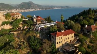 Yüksek dağları olan ünlü bir turizm merkezi. Yazın aydınlık günü ve deniz kıyısında