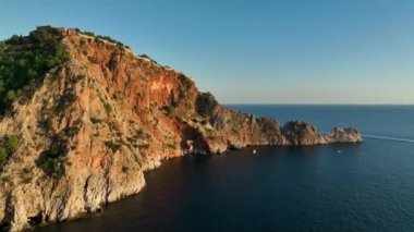 Yüksek dağları olan ünlü bir turizm merkezi. Yazın aydınlık günü ve deniz kıyısında