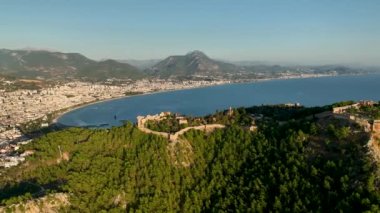 Yüksek dağları olan ünlü bir turizm merkezi. Yazın aydınlık günü ve deniz kıyısında