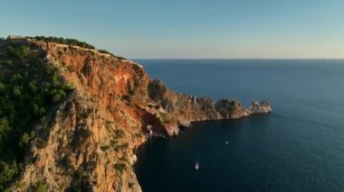 Antalya bölgesindeki Alanya Kalesi 'nin güzel deniz manzarası. 4K