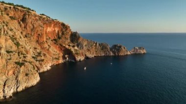 Yüksek dağları olan ünlü bir turizm merkezi. Yazın aydınlık günü ve deniz kıyısında