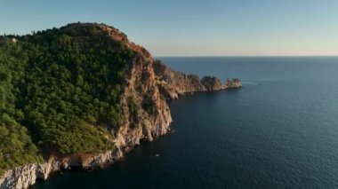 Yüksek dağları olan ünlü bir turizm merkezi. Yazın aydınlık günü ve deniz kıyısında