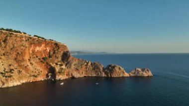 Yüksek dağları olan ünlü bir turizm merkezi. Yazın aydınlık günü ve deniz kıyısında