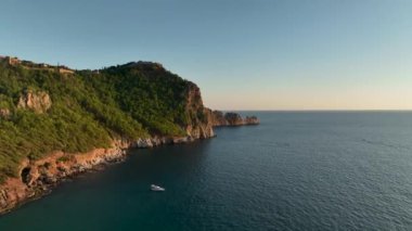 Yüksek dağları olan ünlü bir turizm merkezi. Yazın aydınlık günü ve deniz kıyısında