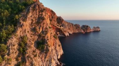 Antalya bölgesindeki Alanya Kalesi 'nin güzel deniz manzarası. 4K