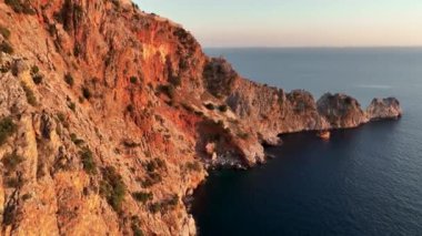 Yüksek dağları olan ünlü bir turizm merkezi. Yazın aydınlık günü ve deniz kıyısında